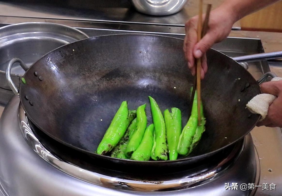 虎皮青椒不放油也能起虎皮，厨师长分享做法和技巧，学会在家做