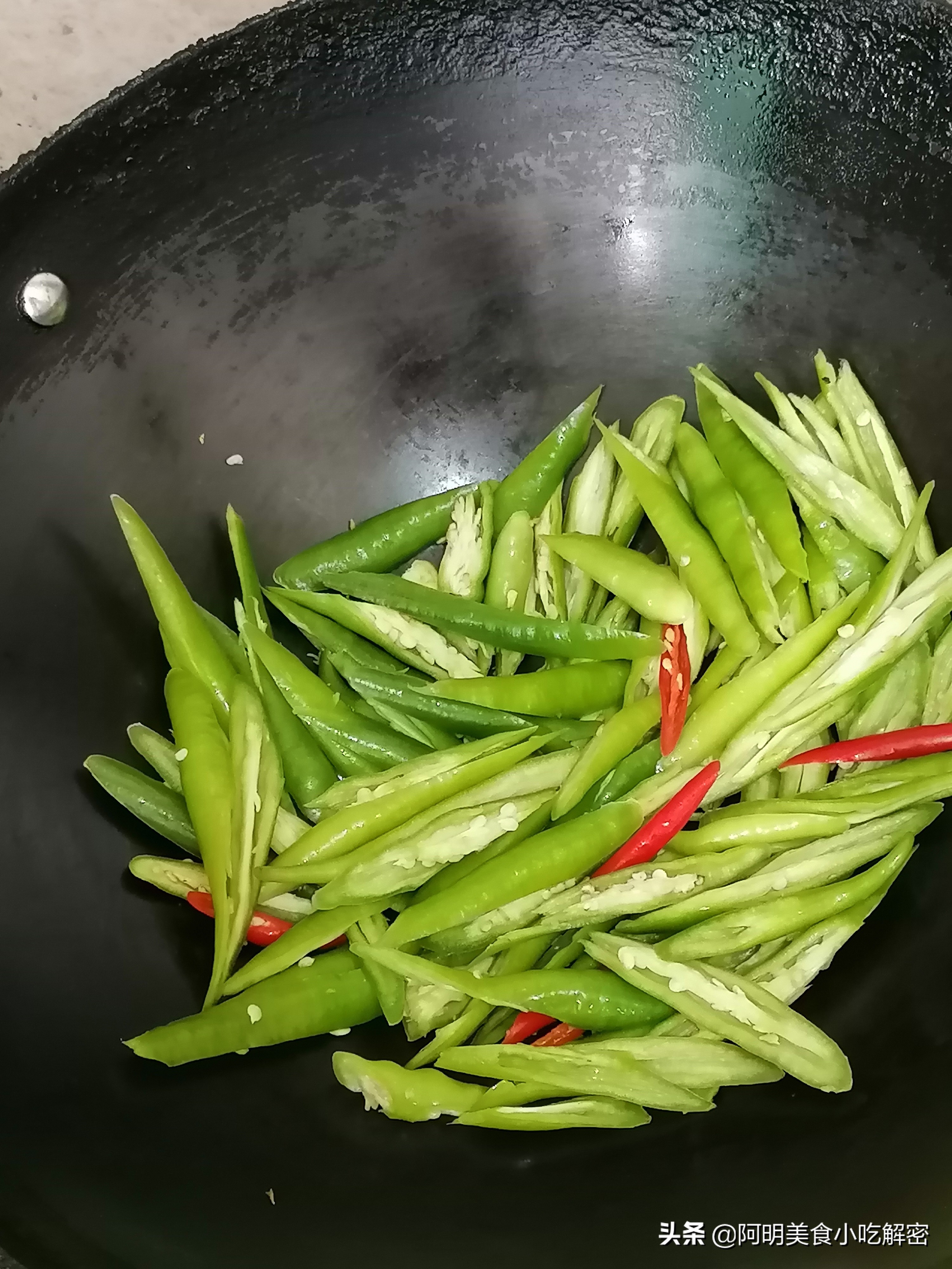家常菜青椒炒香干的做法，香辣爽口，营养健康，开胃又下饭