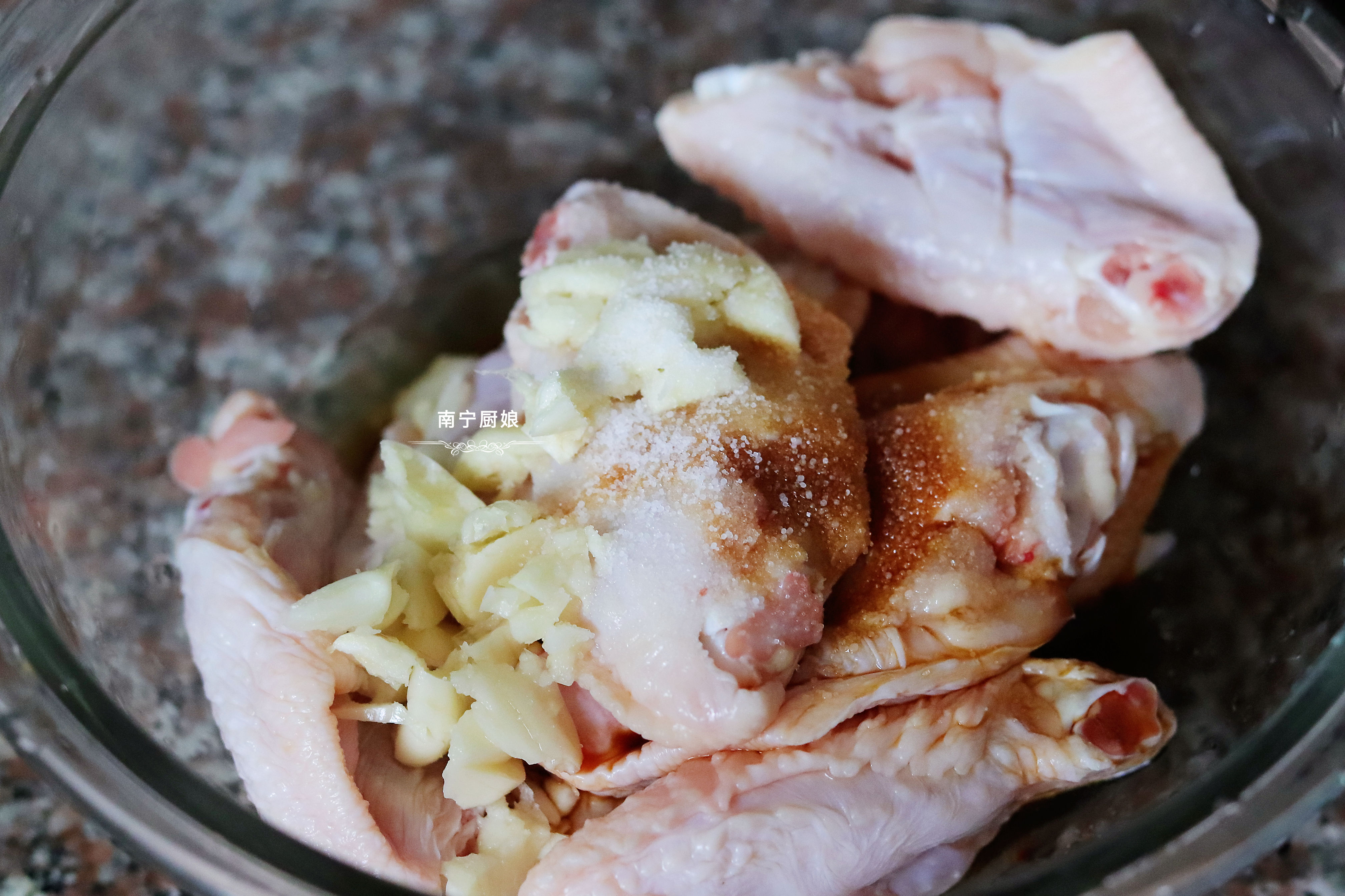 炸鸡翅时，直接下锅炸是不对的，多做一个步骤，炸出来入味又酥香
