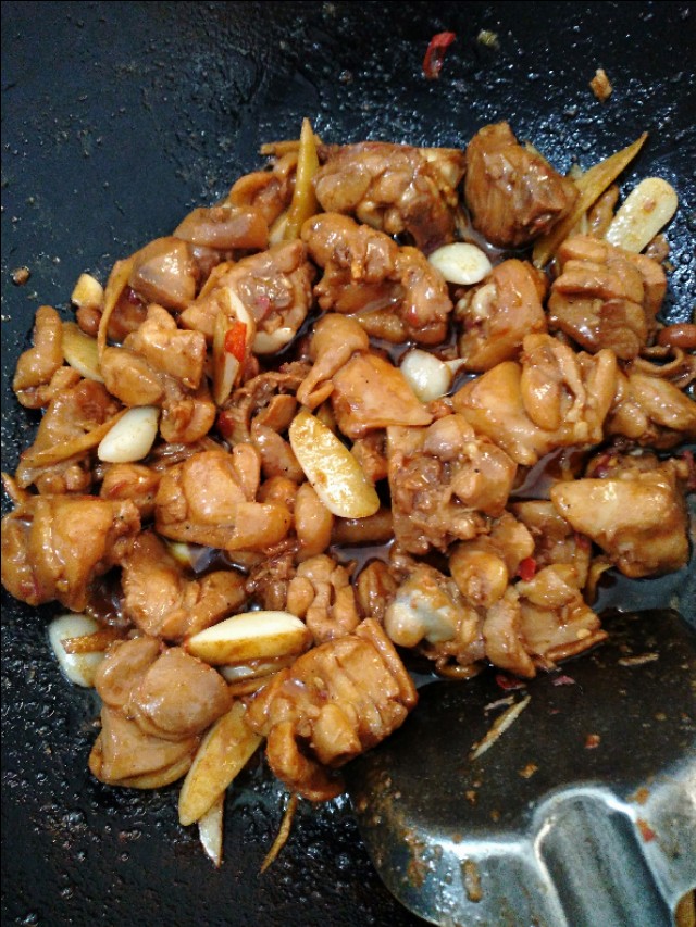 毛豆烧鸡的家常做法，鸡肉滑嫩，毛豆酥烂，荤素搭配，健康营养