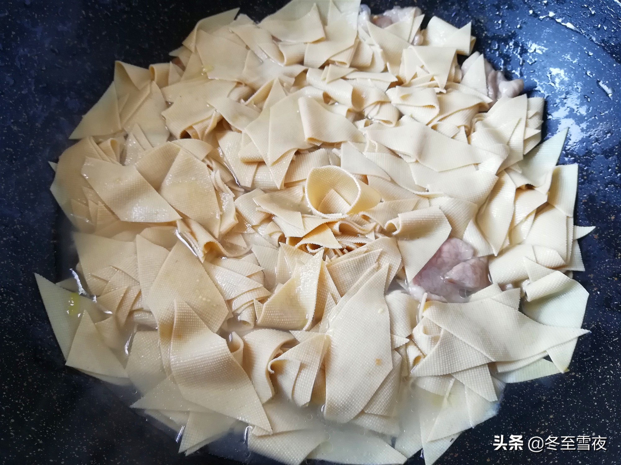 教你在家做东北尖椒干豆腐的正确做法，干豆腐不碎不硬，口感滑嫩