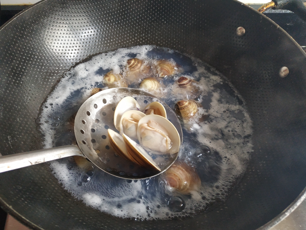 文蛤肉质鲜嫩，蛋羹细腻美味，老少皆宜，就是待客也很有面子