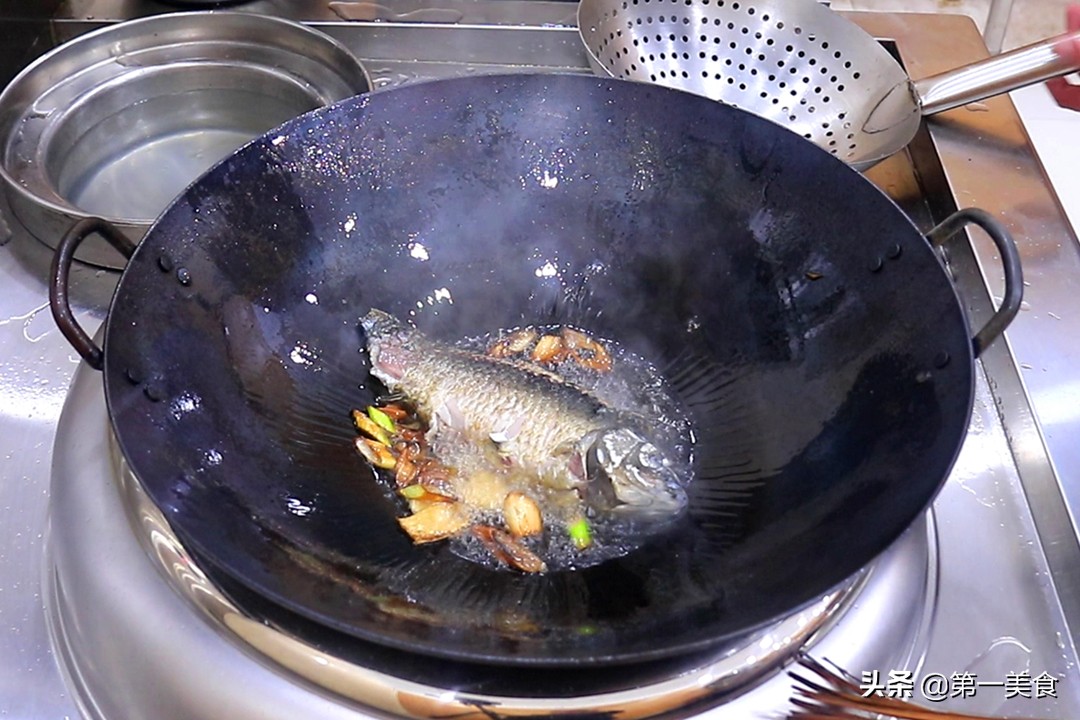 无论炖什么鱼，牢记这3点，炖出来的鱼汤又浓又白，还鲜香没腥味