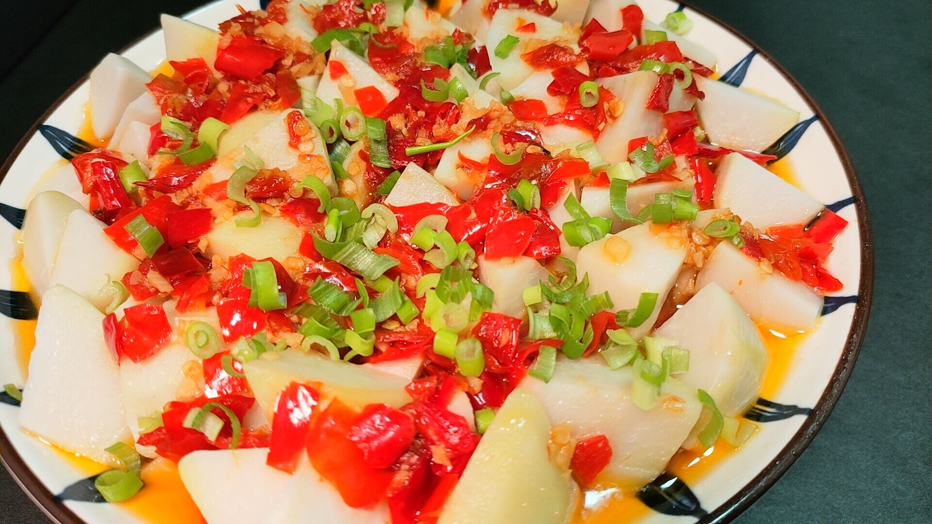 大厨教你做湖南名菜“剁椒芋头”记住这样吃，健脾益气，营养丰富