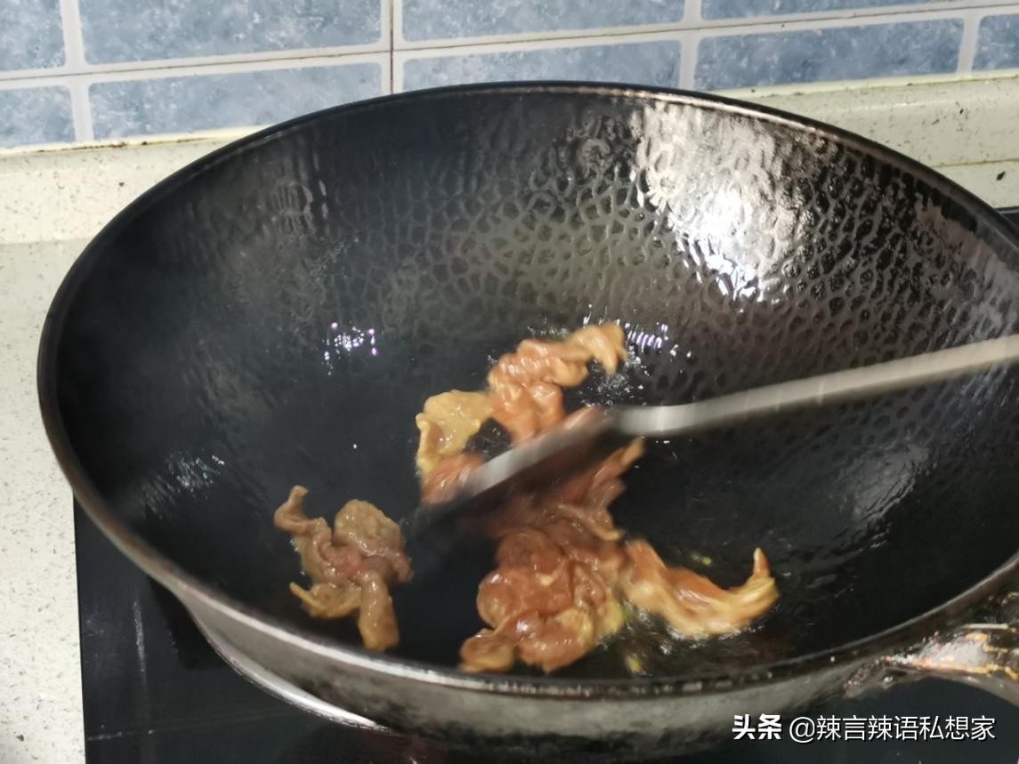 给传统的莴笋炒肉片增加一点新意，加两个青椒进来味道大不同