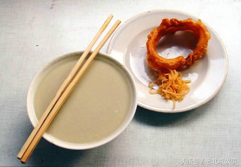 豆汁的做法 豆汁儿是老北京的特色早餐，早起的人们往往喜欢喝上一碗豆汁儿，吃上一个焦圈，这样才是老北京人儿一天生活的正确打开方式！