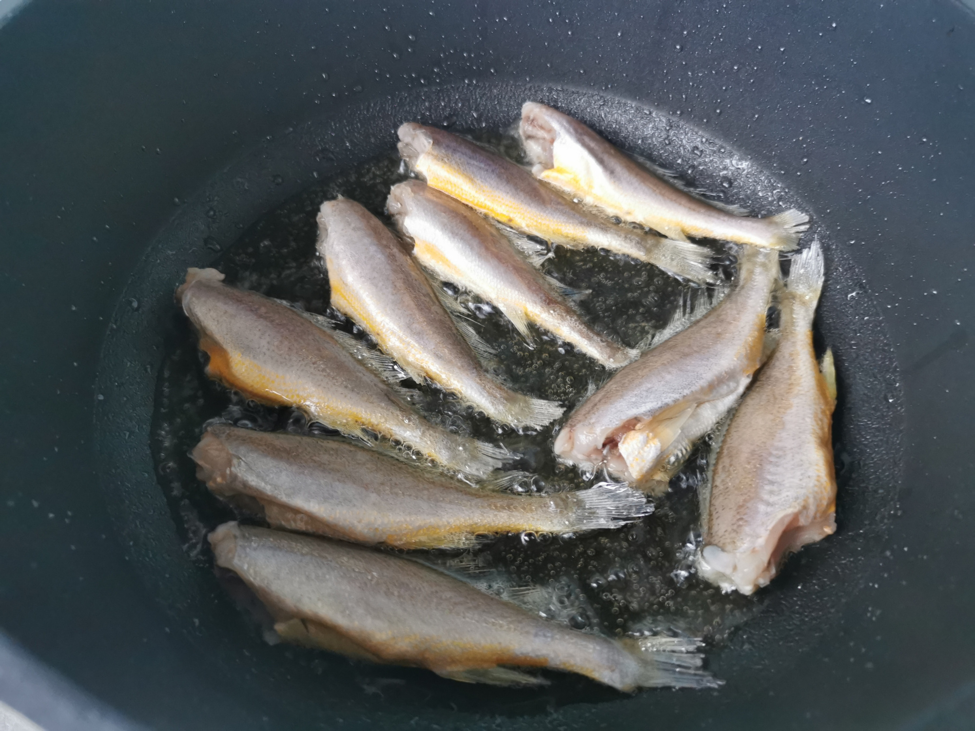 自制鱼罐头，怎么做才能骨酥肉烂？记住这3点，比买的都好吃