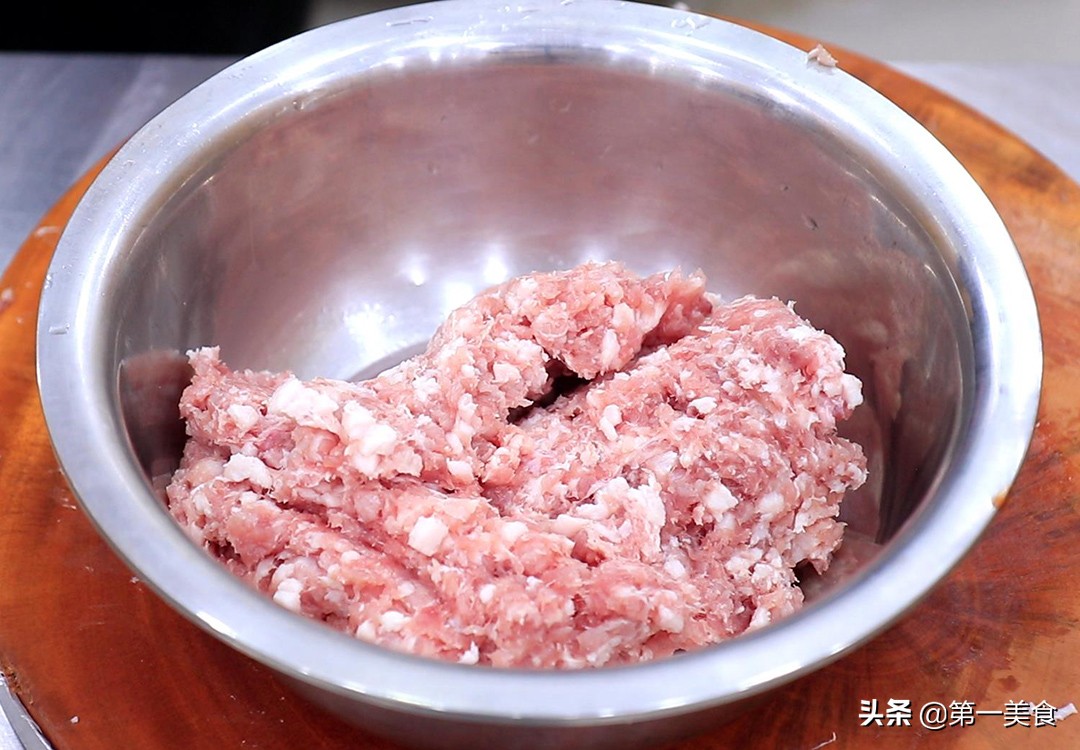 红烧狮子头的正确做法，调肉馅是关键，软烂入味，一盘都不够吃