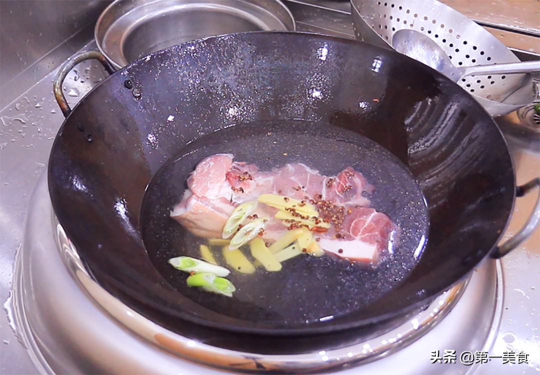 传统名菜“回锅肉”家的味道，厨师长教你做法和技巧，香而不腻