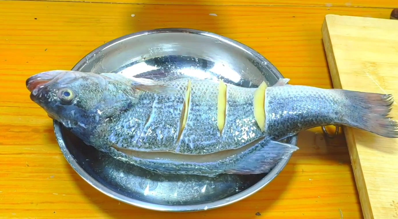 清蒸鲈鱼正宗的做法，是宝妈必备的技能，做法简单口感鲜嫩又好吃