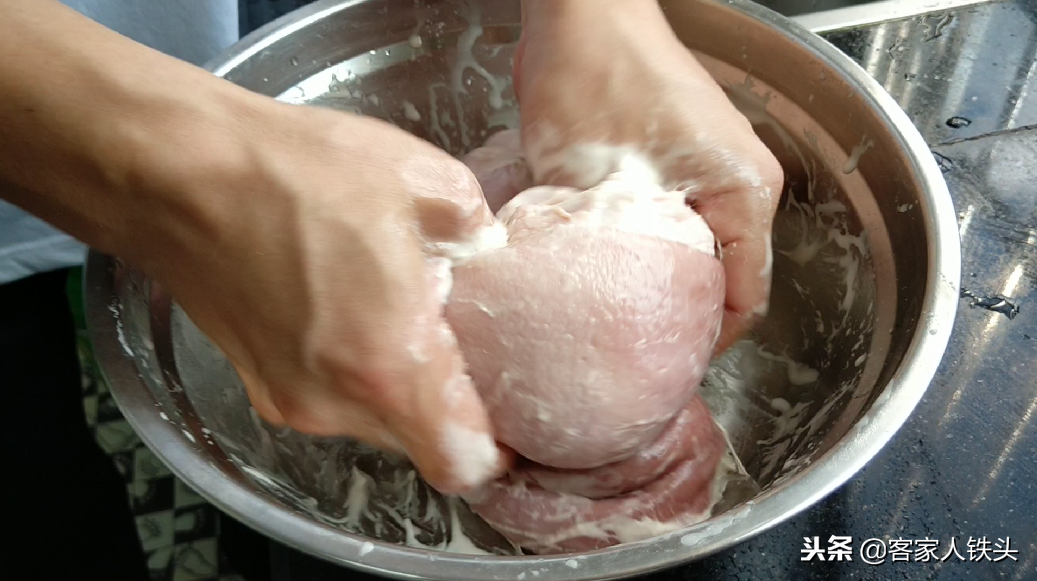 客家正宗猪肚煲鸡做法，汤美肉滑关键这一步，天冷吃一碗营养暖身