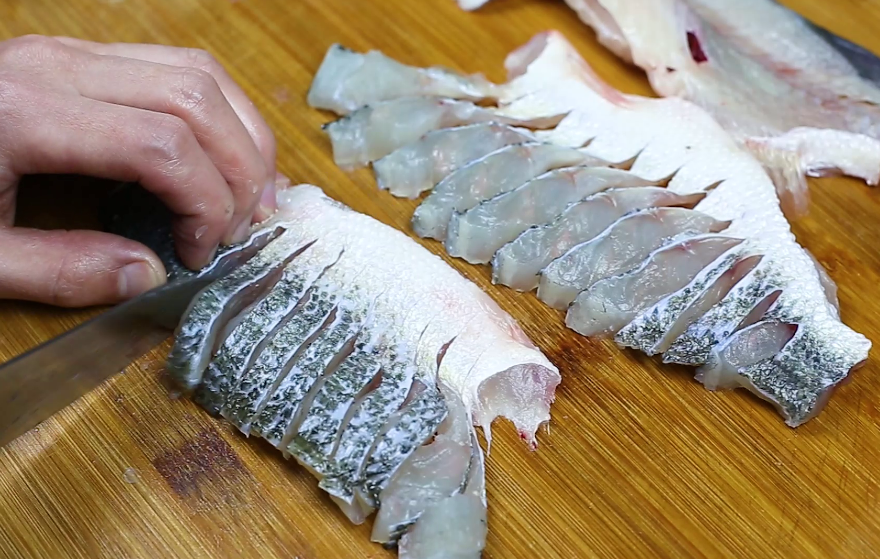 清蒸鲈鱼，记住不要放盐，诀窍告诉你，鱼肉鲜嫩好吃，不腥不柴