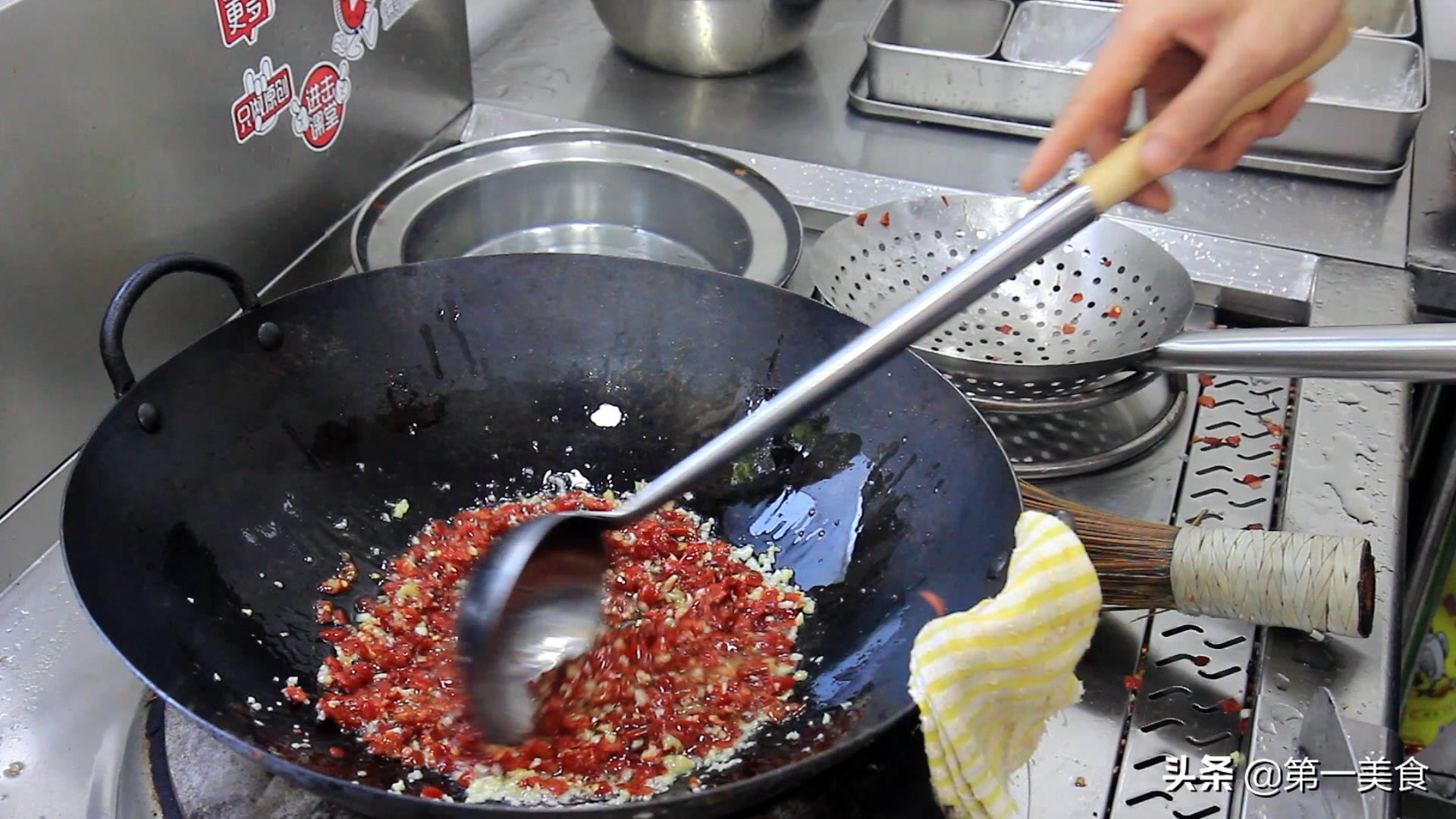 厨师长教你“剁椒鱼头”的做法，教程实用，味道香辣，一看就会