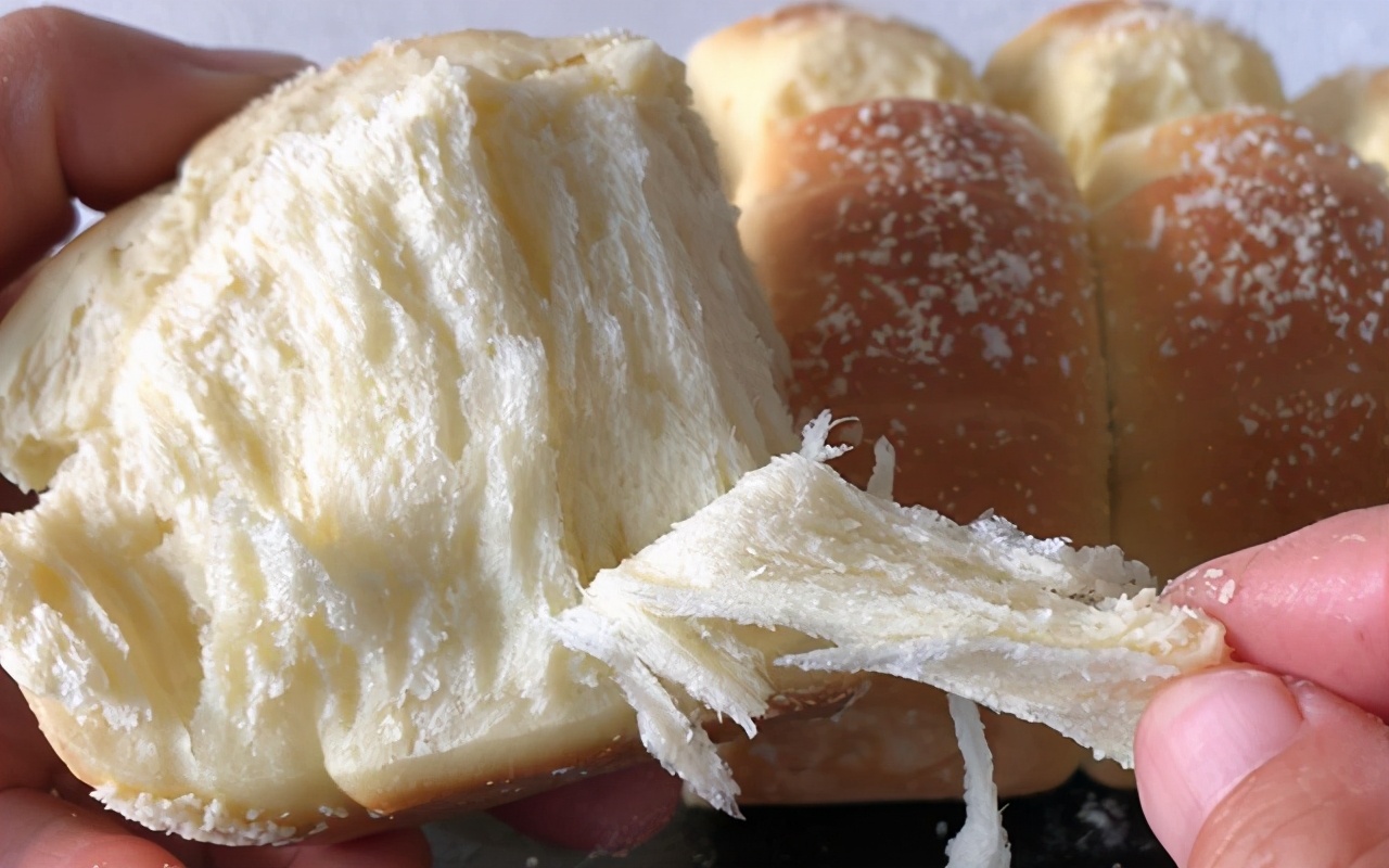 奶香面包的做法，无需面包机轻松揉出手套膜，松软拉丝，香甜爽口