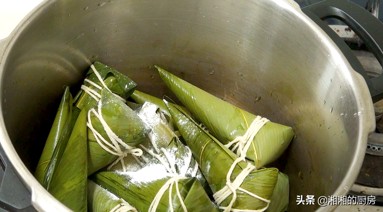 碱水粽子的传统做法，淡淡的碱香，软糯又可口，好吃不腻