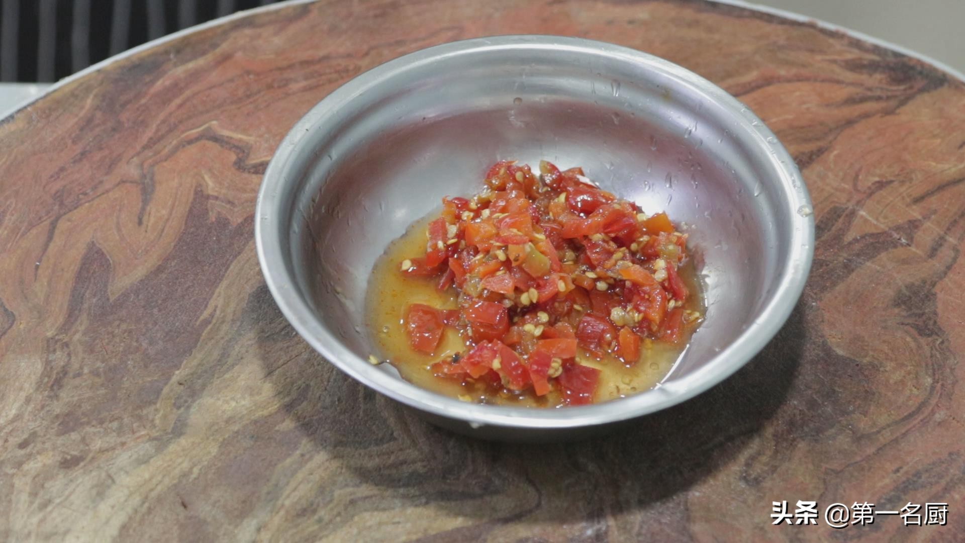 大厨分享“剁椒蒸芋头”好吃的做法，软糯鲜香，香辣下饭