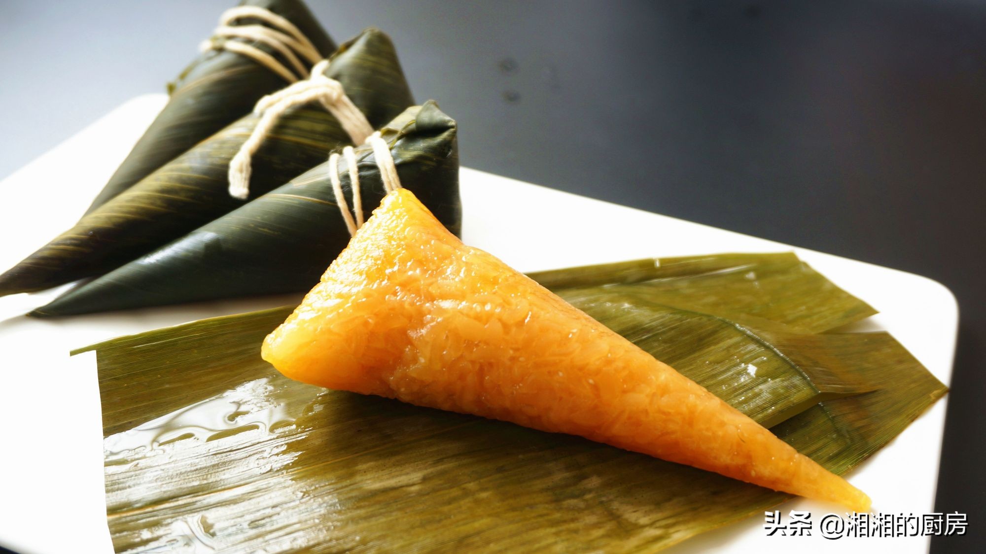 碱水粽子的传统做法，淡淡的碱香，软糯又可口，好吃不腻