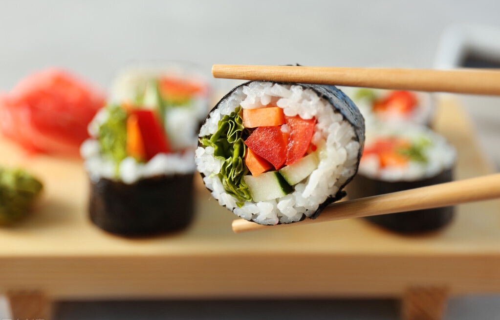 想吃寿司不用在外面买，教你在家做，步骤简单，营养丰富