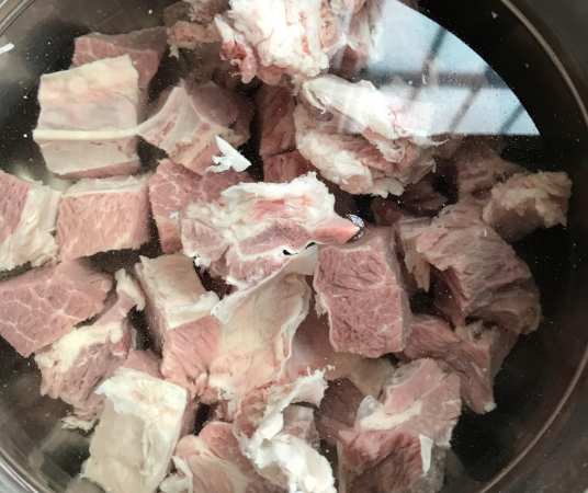 做清炖牛肉，牢记“2窍门”，牛肉软烂好吃，汤汁清亮，鲜香不腥