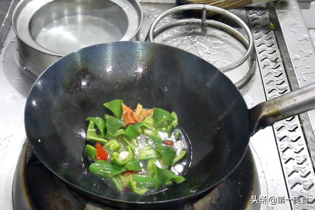 大厨分享家常版“地三鲜”，食材简单，步骤详细，好吃不油腻