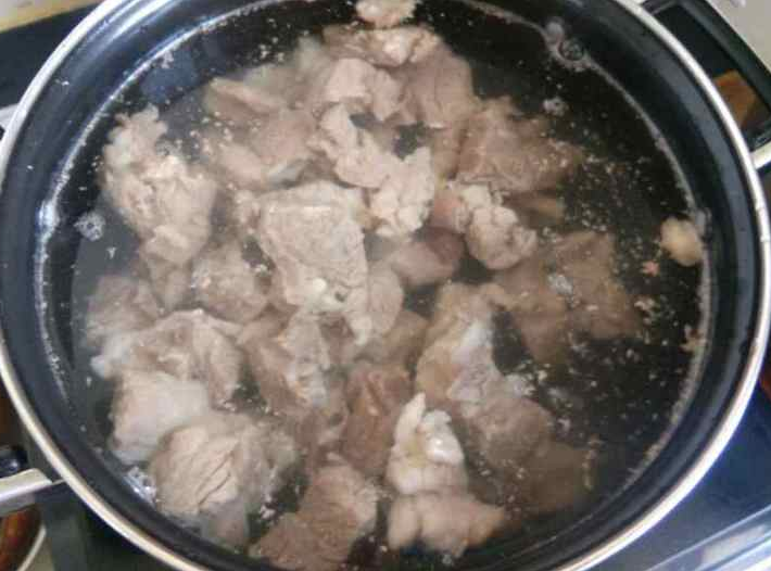 做清炖牛肉，牢记“2窍门”，牛肉软烂好吃，汤汁清亮，鲜香不腥