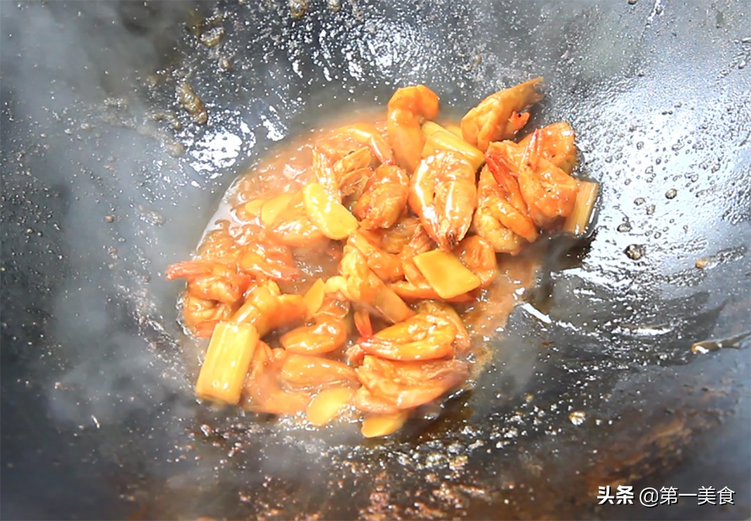 这才是油焖大虾的家常做法，色泽金黄，鲜嫩滑口，味道不输饭店