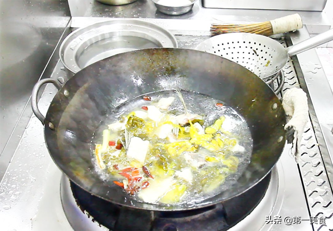 厨师长分享地道酸菜鱼，汤汁鲜香又开胃，鱼片嫩白又不腥