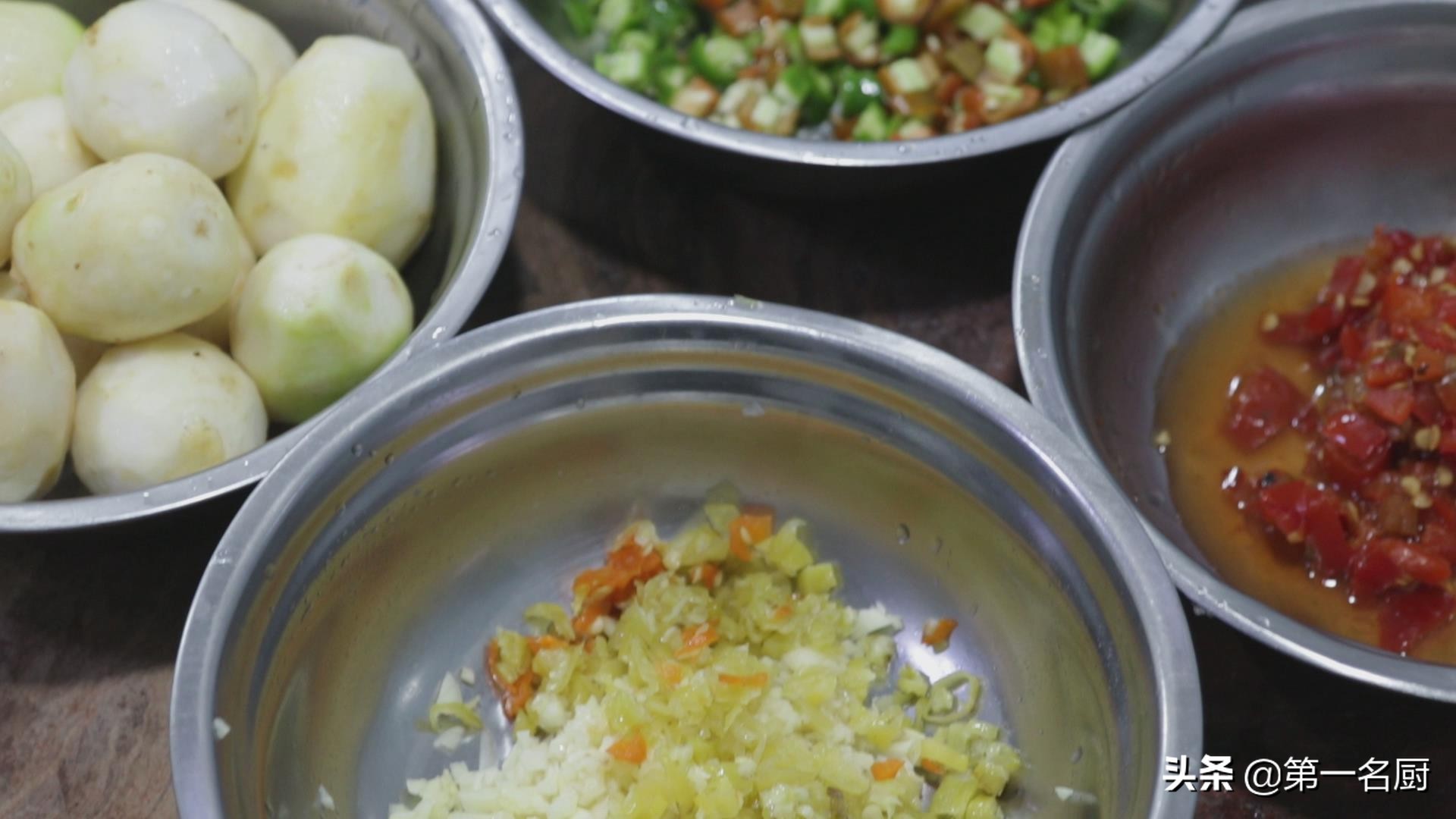 大厨分享“剁椒蒸芋头”好吃的做法，软糯鲜香，香辣下饭