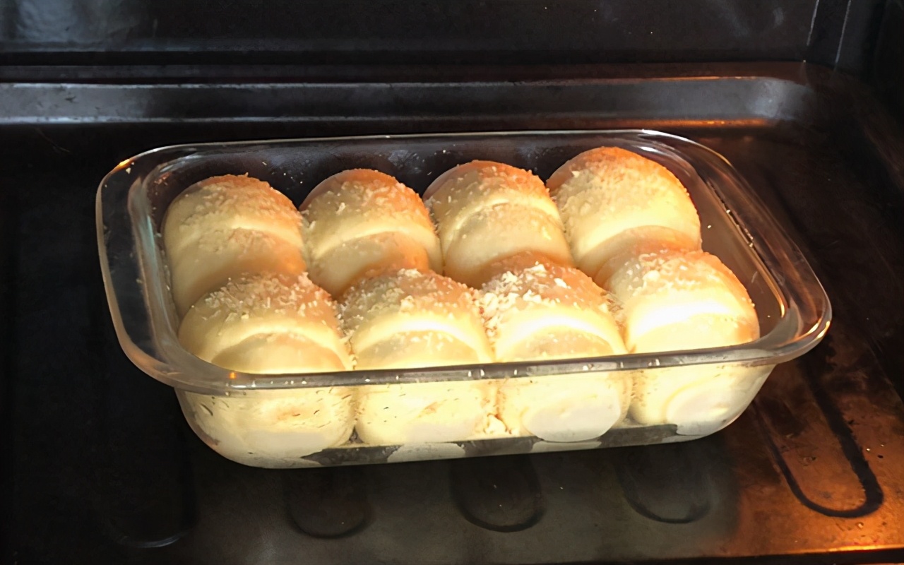 奶香面包的做法，无需面包机轻松揉出手套膜，松软拉丝，香甜爽口