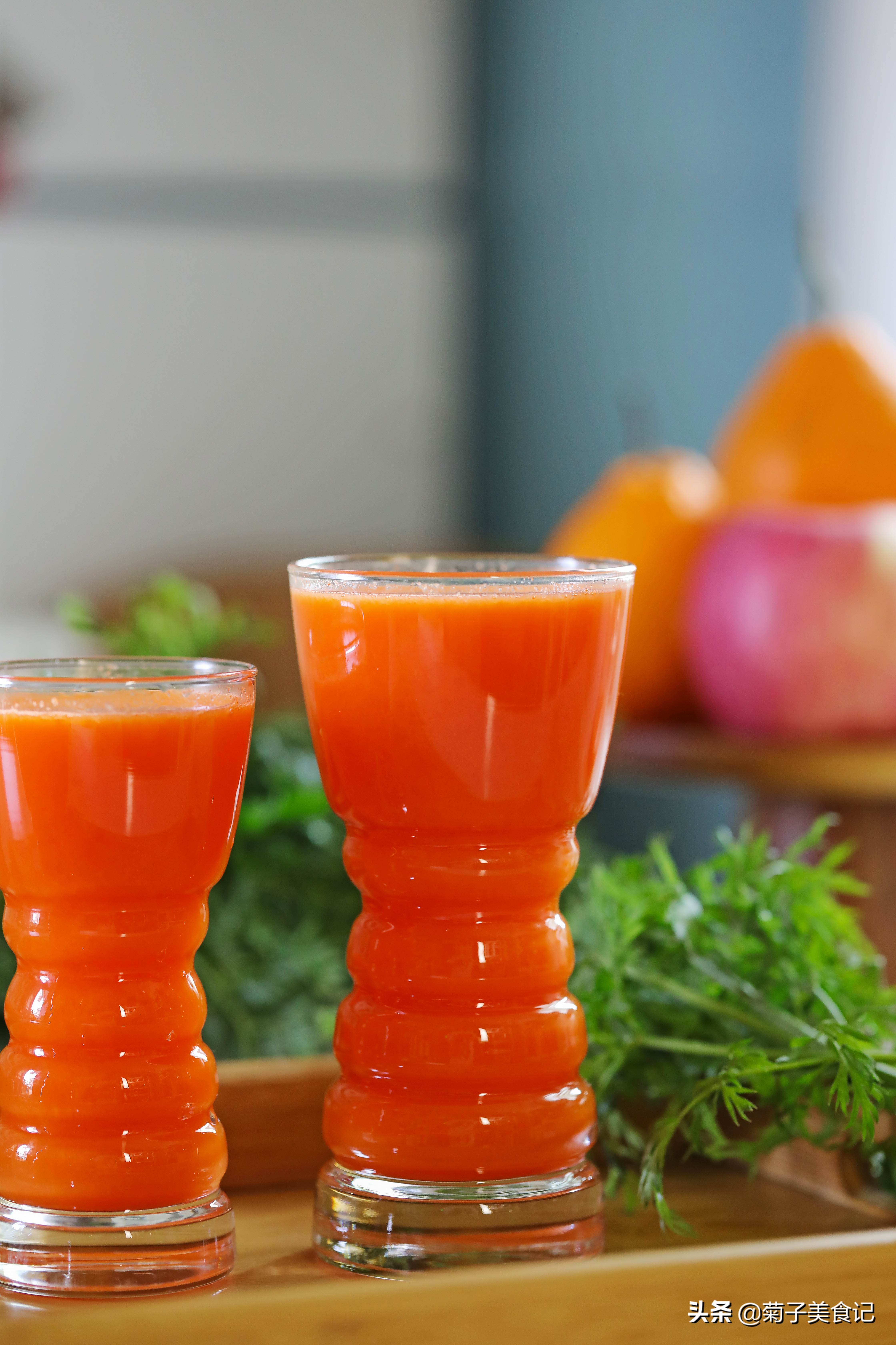 胡萝卜汁的做法 为了让胡萝卜汁更美味，我们可以加入橙子一起鲜榨哦！