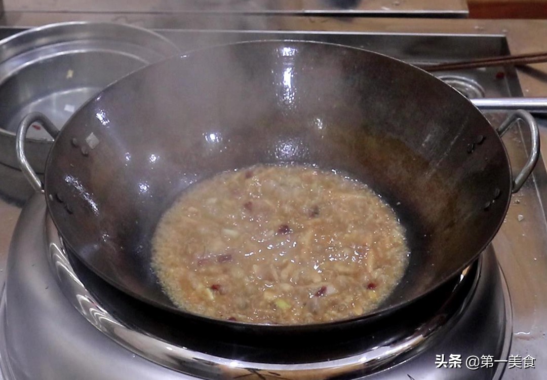厨师长分享莲藕新吃法，地道老式做法，一煎一顿，出锅比肉还香