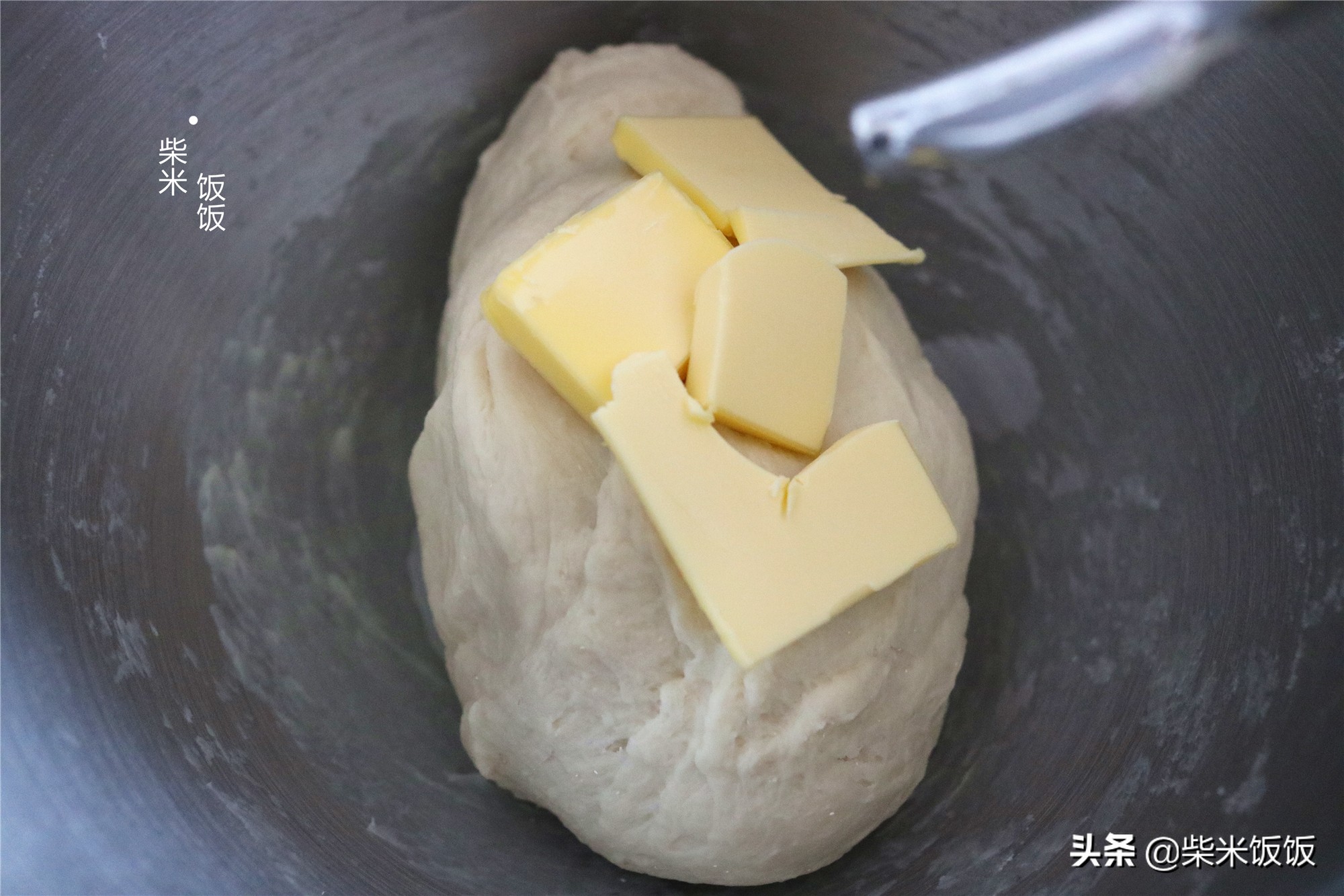 做法最简单的面包，只需普通食材，柔软香甜，适合在家做