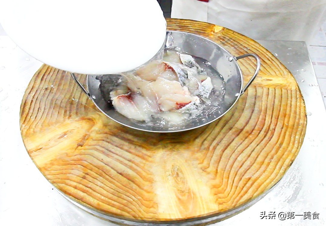 厨师长分享地道酸菜鱼，汤汁鲜香又开胃，鱼片嫩白又不腥