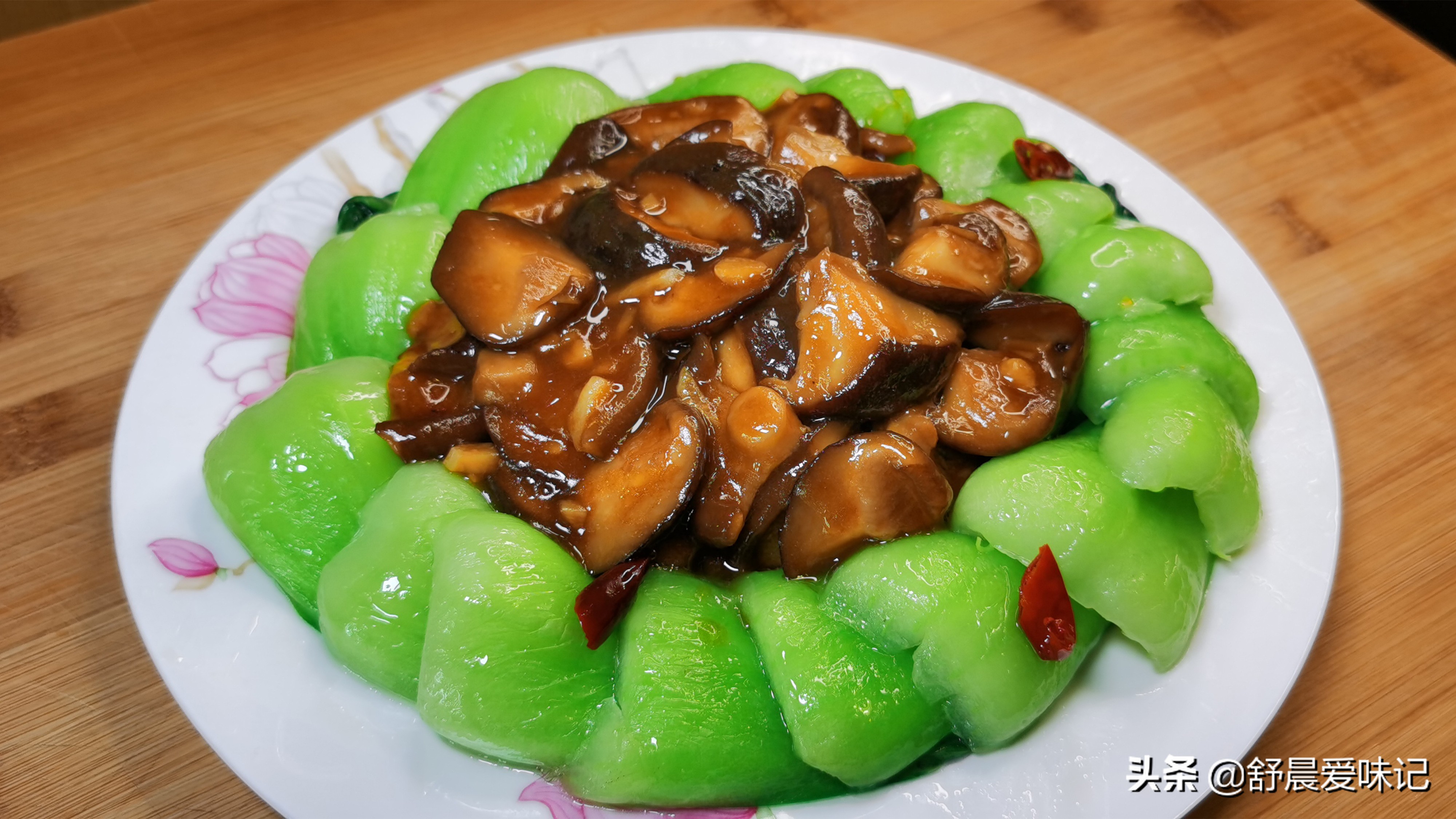 青菜炒香菇：清脆爽口的青菜，搭配上滑嫩鲜香的香菇，营养好，味道棒