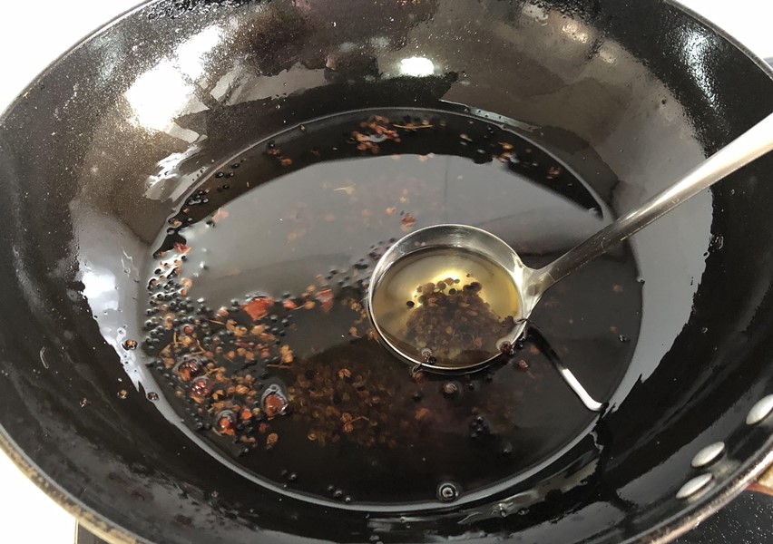 做花椒油时，直接下锅炸是不对的，学会这个方法，又香又麻好味道