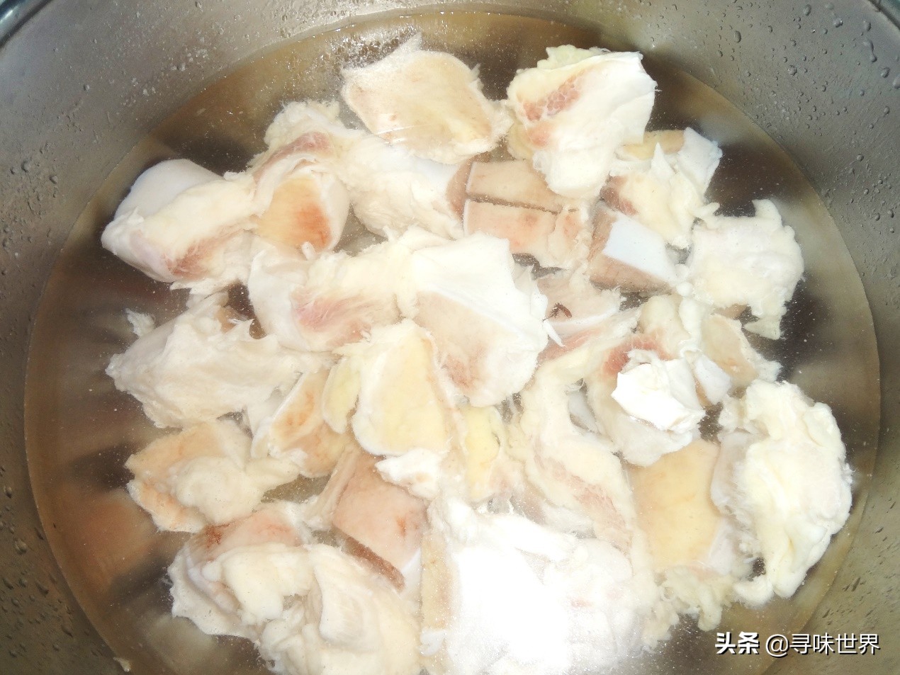 这才是熬牛骨汤正确做法，在家纯天然熬制，汤色奶白鲜美无比