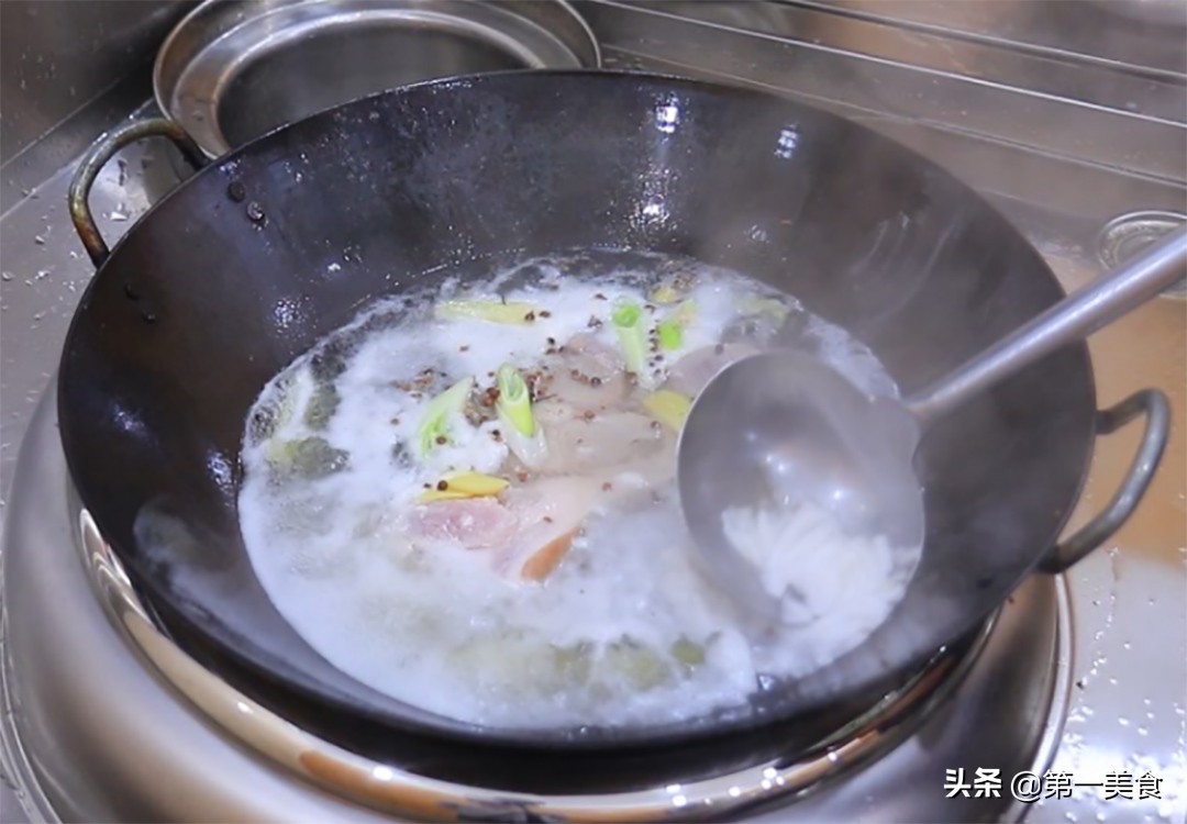 传统名菜“回锅肉”家的味道，厨师长教你做法和技巧，香而不腻