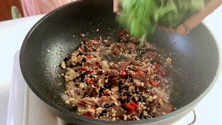 豆豉鲮鱼油麦菜这样做，脆嫩爽口，咸香开胃，不愧为粤菜传统美食
