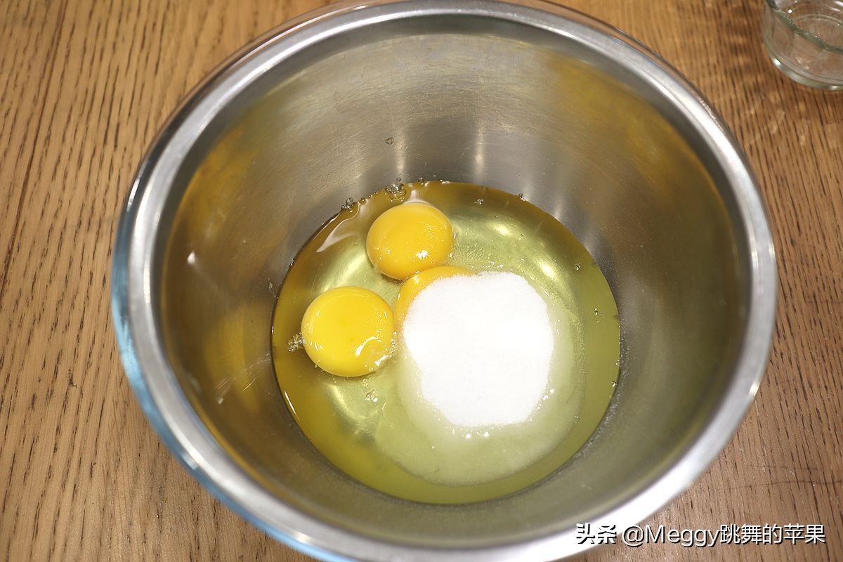 3个鸡蛋1碗面粉，做出12个海绵杯子蛋糕，0添加剂香甜柔软