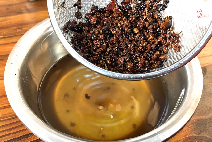 做花椒油时，直接下锅炸是不对的，学会这个方法，又香又麻好味道