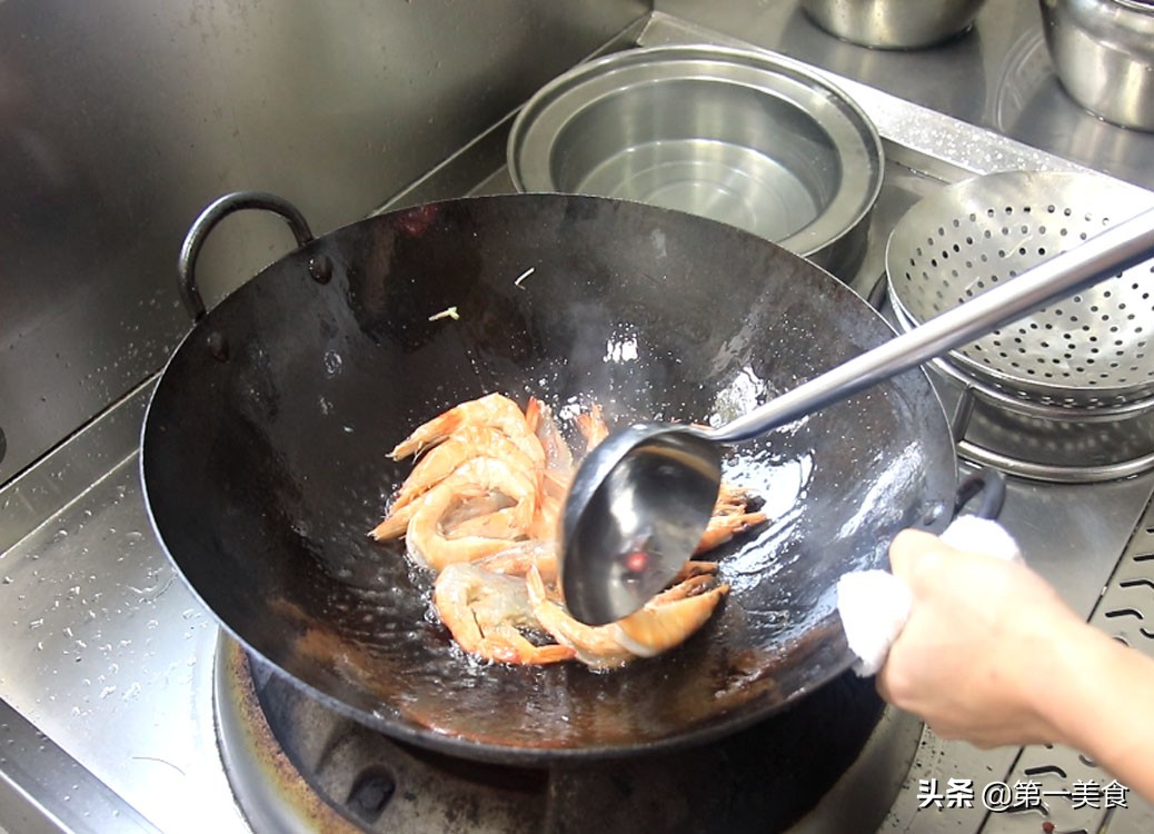 油焖大虾家常美味做法，色泽金黄，营养美味又补钙，看一遍就会做