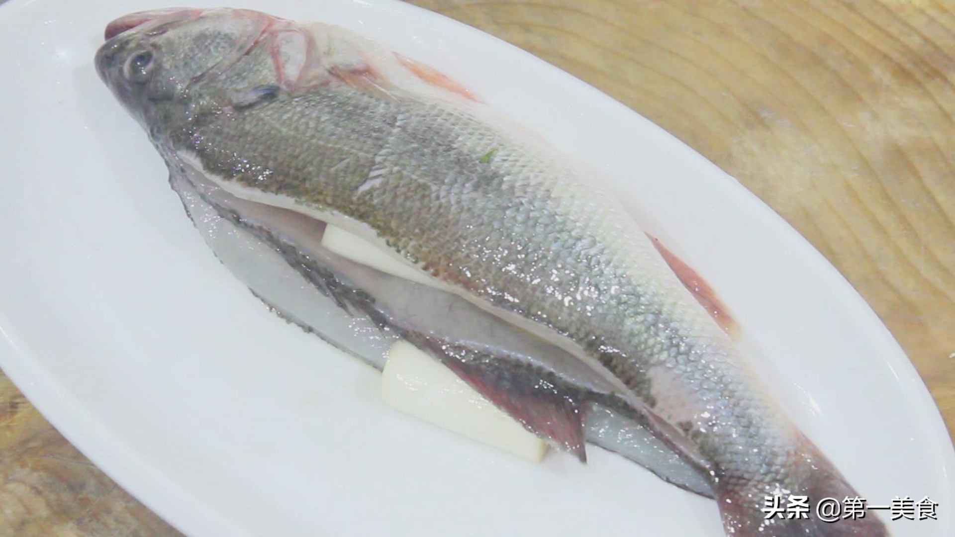 清蒸鲈鱼的正宗做法，清淡无油，鱼肉鲜嫩，营养丰富