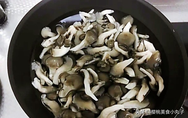 饭店的炸蘑菇为啥好吃？大厨教你正确做法，蘑菇又酥又脆比肉还香