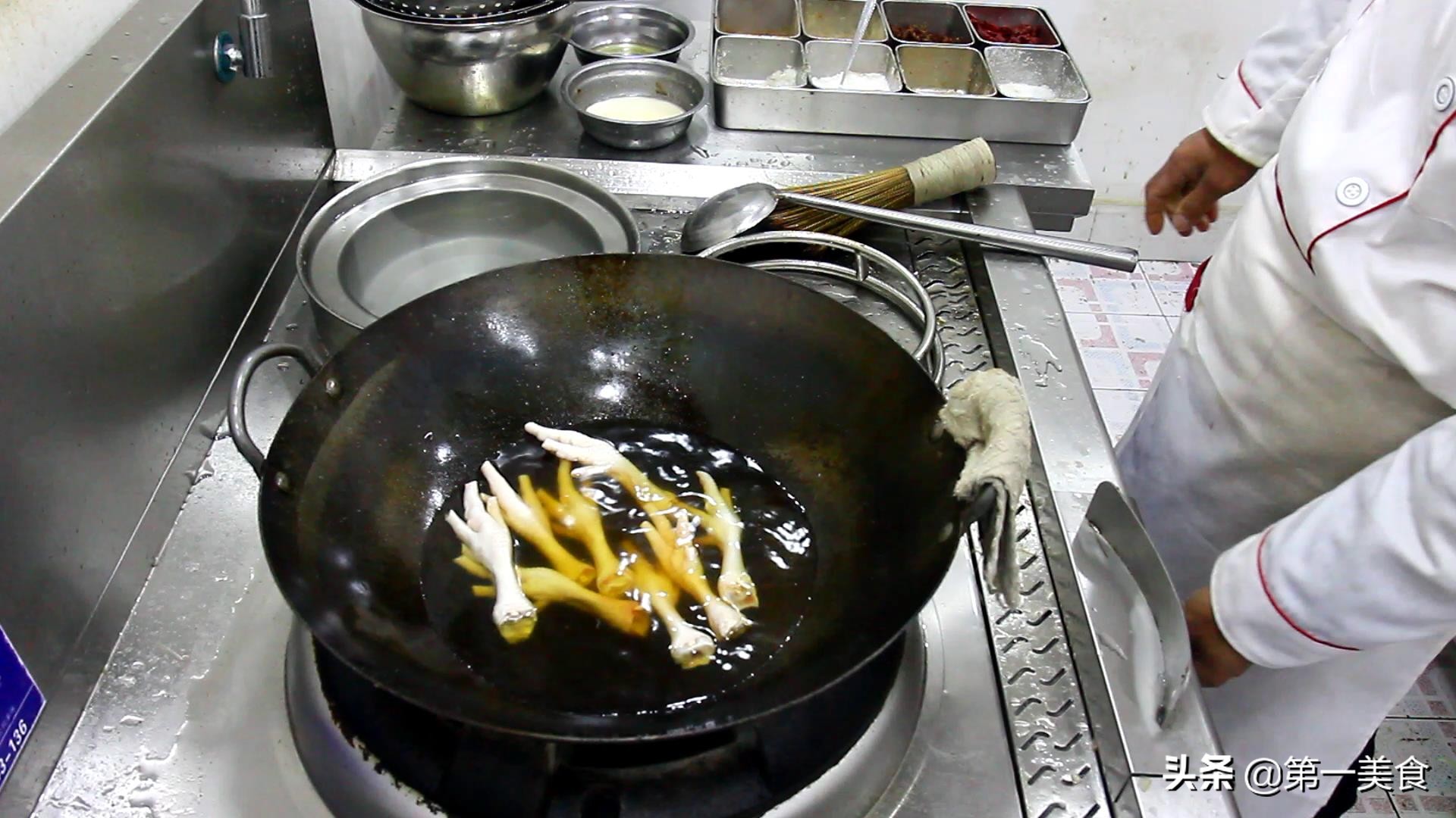 厨师长教你鸡爪如何起虎皮的技巧，详细的饭店做法，能做招牌菜