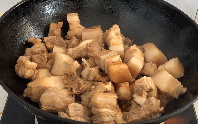 农家红烧肉的传统做法，入口即化，肥而不腻，一上桌汤汁都不剩