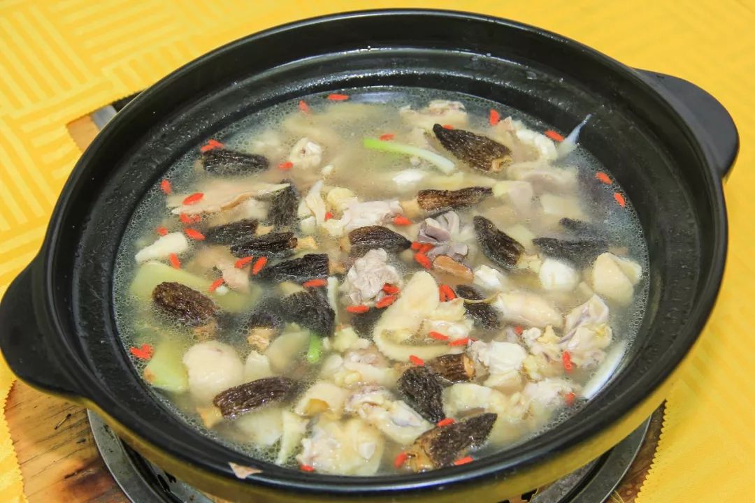 猪腰汤的做法 现在天气变冷了，那么来上一份热气腾腾的猪腰木耳汤就是很好的选择啦！