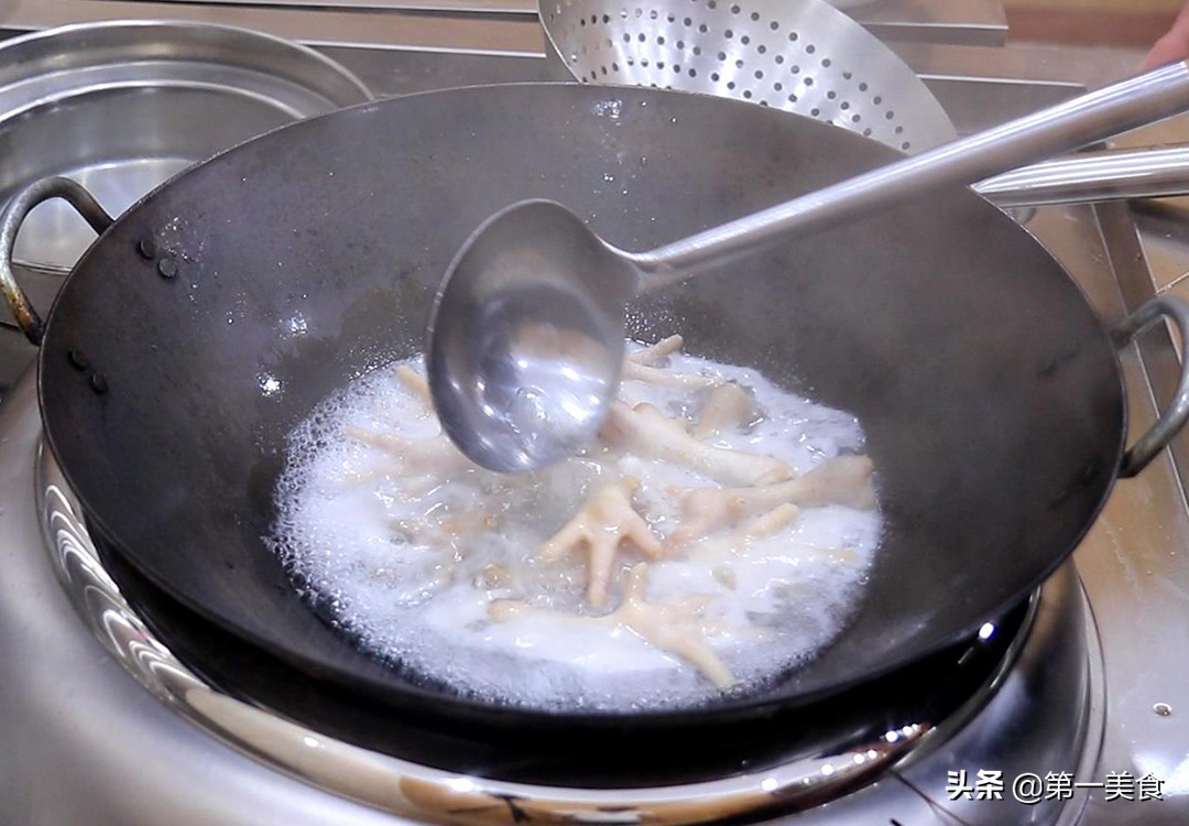 家庭版酱香鸡爪做法，不加一滴油，直接下锅焖，酱香十足又入味