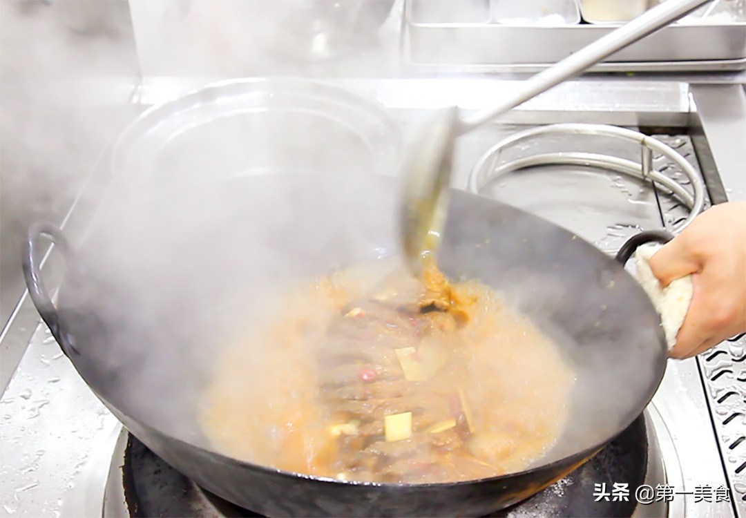 厨师长教你做家常红烧鱼，学会这些技巧，不破皮不粘锅，味道鲜美