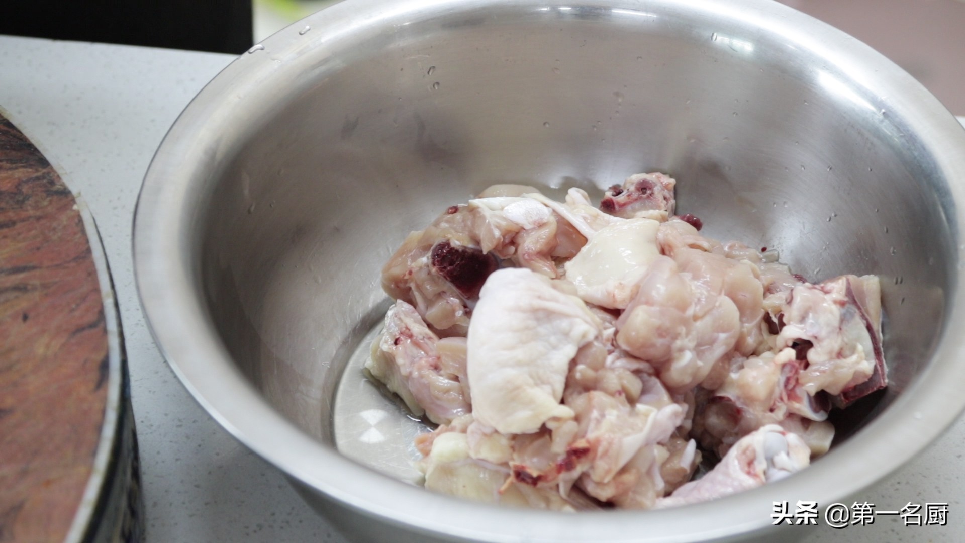 大盘鸡的做法 给大家分享一道大盘鸡的家常做法，配面条配米饭，都非常过瘾，一起来看看是怎么做的吧.