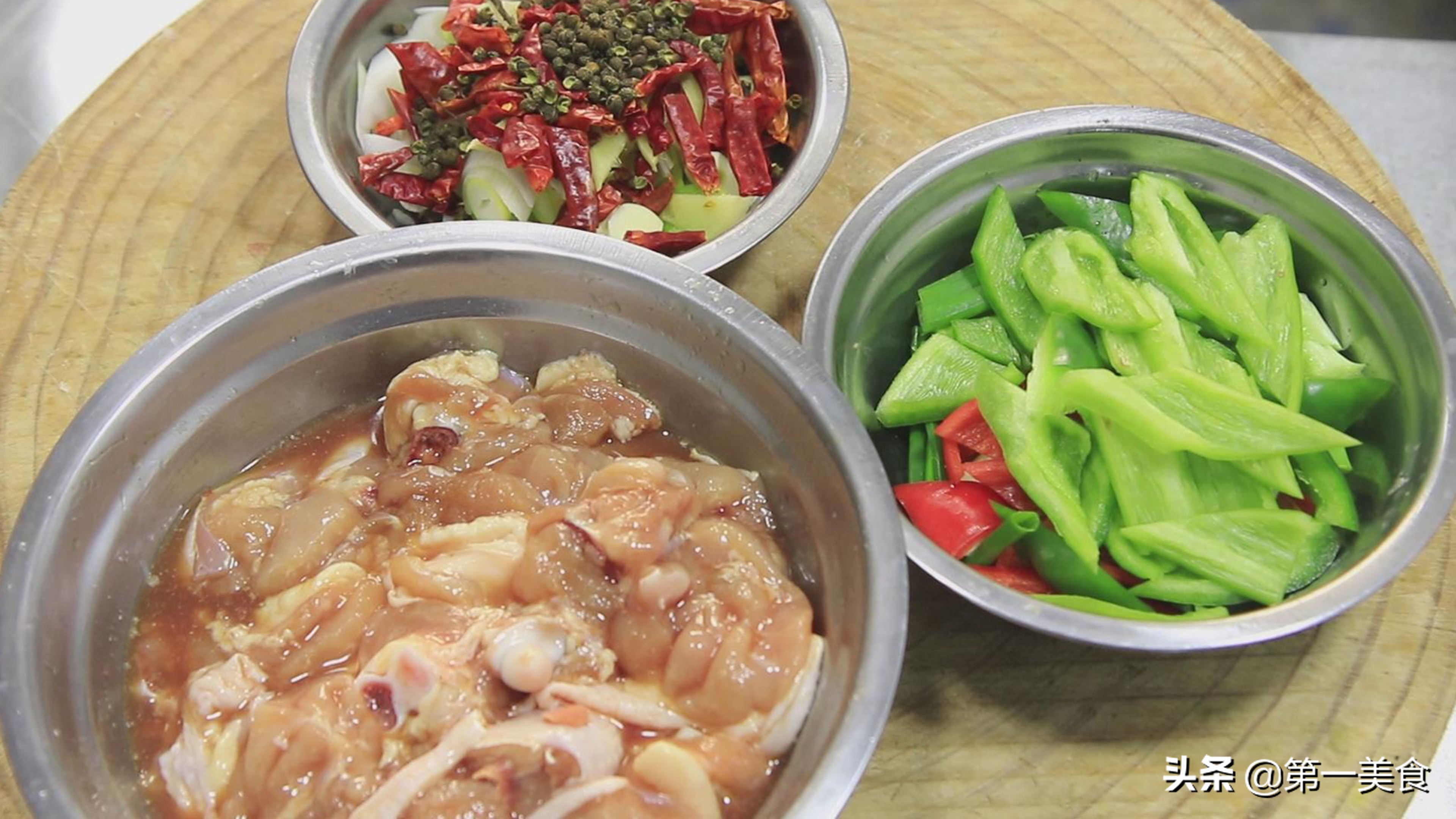 饭店的干锅鸡又香又酥，咱自己在家做，用料简单味道足，真解馋